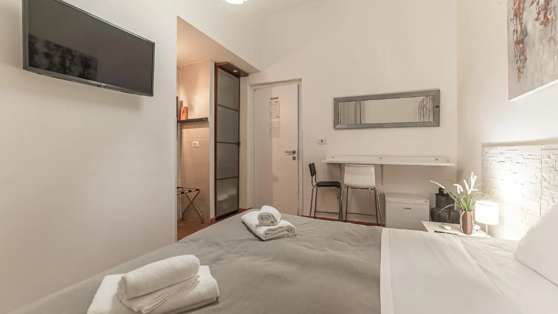 Cristel Cozy Rooms - Termini Train Station Rome Italy